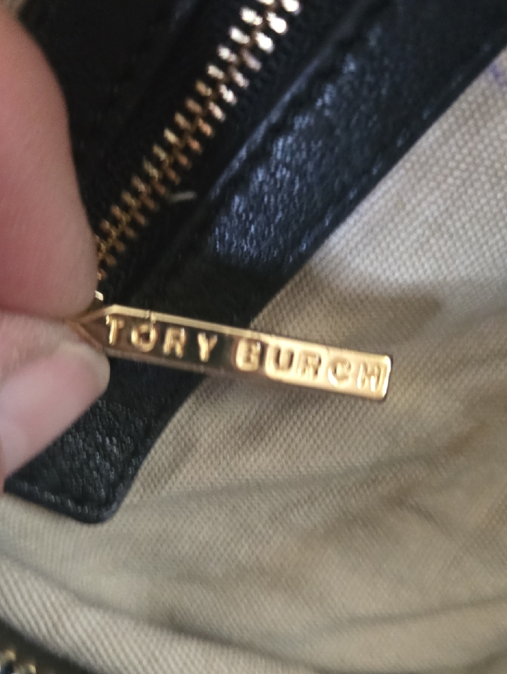 Tory Burch Black Leather Shoulder Bag with Decorative Logo Medallion - Picture 13 of 16